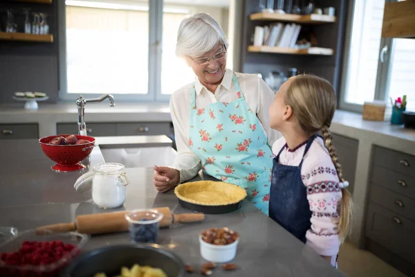 Nonna e nipote fare torta — Foto Stock