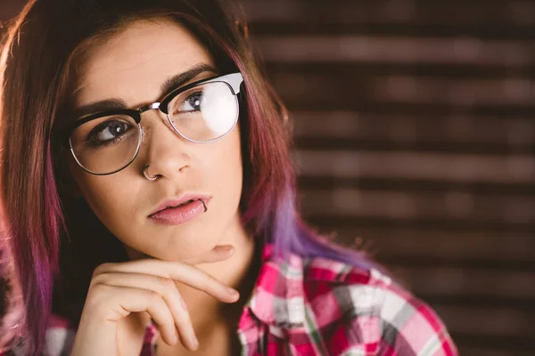 Eftertänksam kvinna i glasögon — Stockfoto