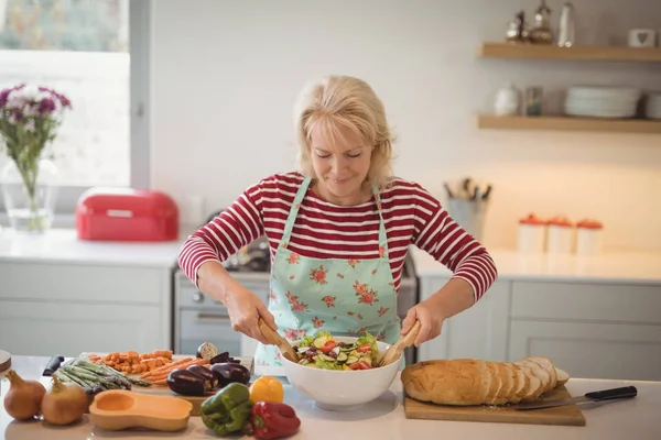 Mujer mayor preparando comida —  Fotos de Stock
