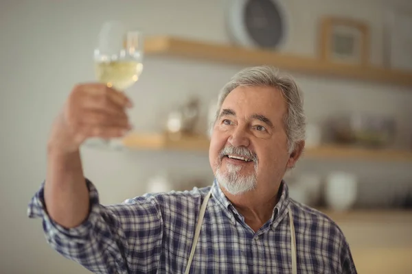 Un aîné tenant un verre de vin — Photo