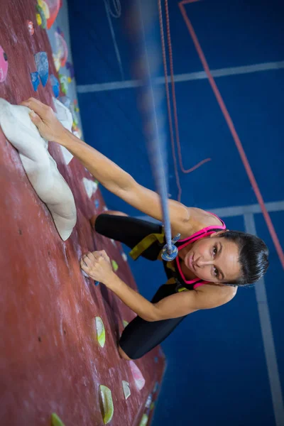 Žena cvičí, skalní lezení — Stock fotografie