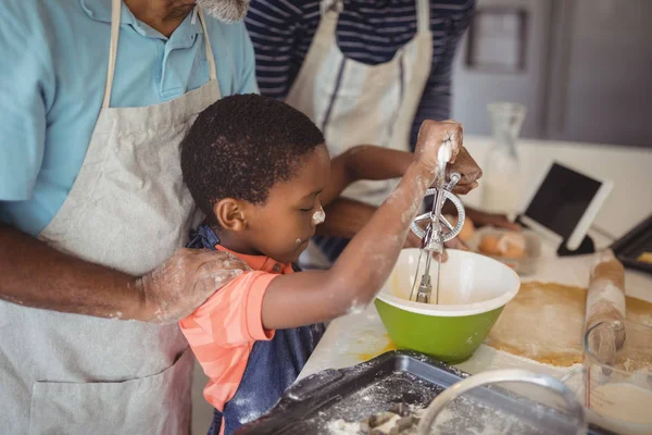 Chico aprendiendo a batir los huevos —  Fotos de Stock