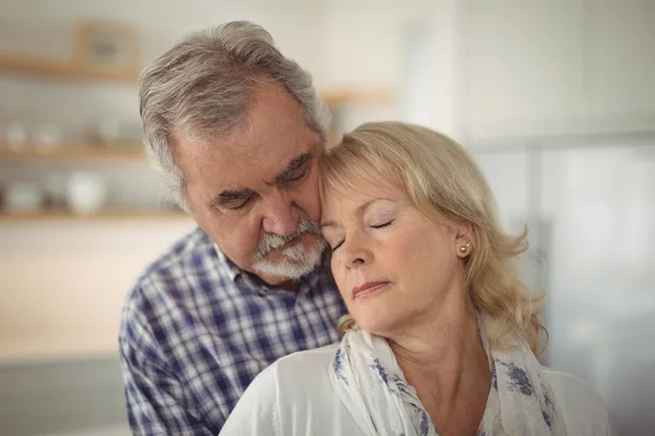 Seniorenpaar umarmt sich — Stockfoto