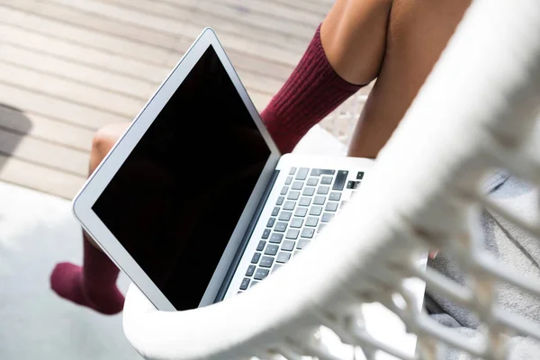 Wanita menggunakan laptop pada ayunan — Stok Foto