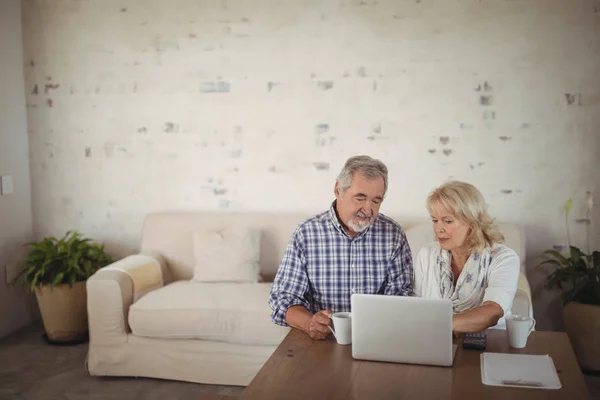 Casal sênior usando laptop — Fotografia de Stock