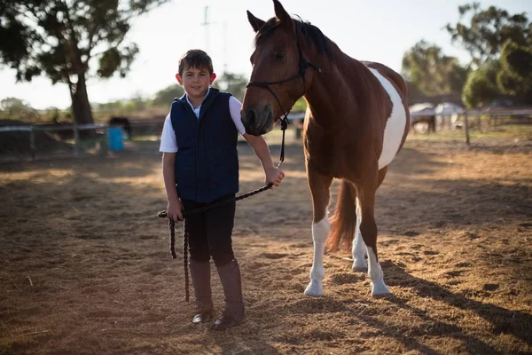 Chlapec s otěže koně — Stock fotografie