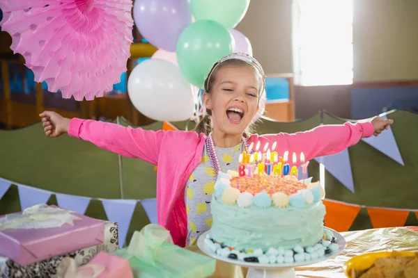 Mädchen schaut auf Kuchen — Stockfoto