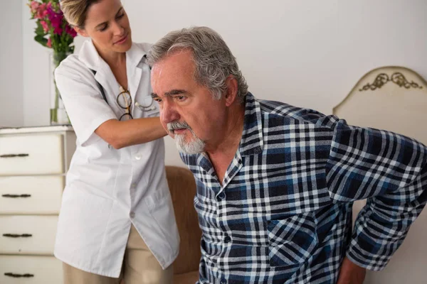 Lekarz wspierające starszy pacjent — Zdjęcie stockowe