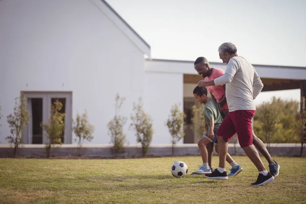 मुलगा वडील आणि नातूबरोबर फुटबॉल खेळत आहे — स्टॉक फोटो, इमेज
