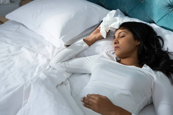 Nemocná žena spí na posteli — Stock fotografie