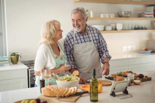 Seniorenpaar bereitet Essen in Küche zu — Stockfoto