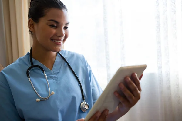 Médico femenino usando tableta digital —  Fotos de Stock