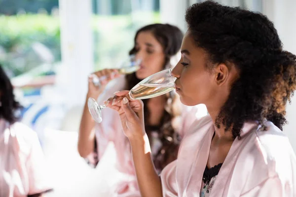 Mulheres bebendo uma taça de champanhe — Fotografia de Stock