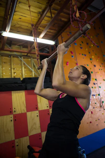 Vrouw uit te oefenen in de fitness-studio — Stockfoto