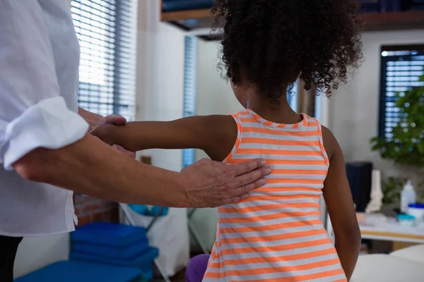 Physiotherapeutin gibt Mädchen Rückenmassage — Stockfoto