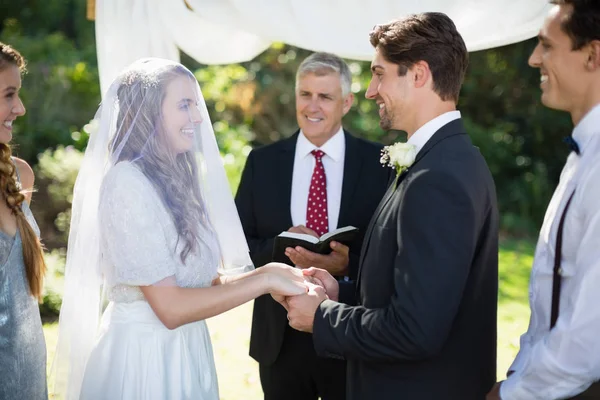 Minister houdt toespraak met bruid en bruidegom — Stockfoto