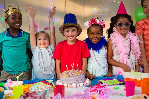 Porträt fröhlicher Kinder am Tisch — Stockfoto