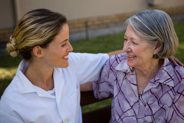 Donna anziana che parla con il medico — Foto Stock