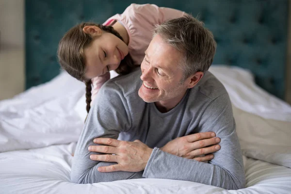 Baba ve kızı yatağa eğleniyor — Stok fotoğraf
