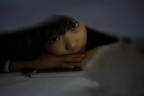 Ragazza con tablet sotto coperta — Foto Stock