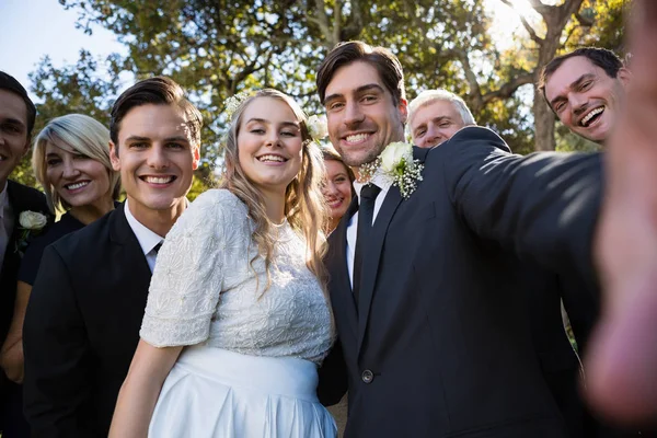 Paar poseren met gasten tijdens de bruiloft — Stockfoto