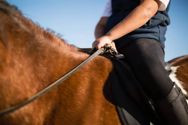 Garçon monter un cheval dans le ranch — Photo