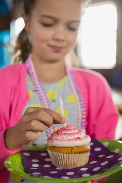 Chica sosteniendo cupcake —  Fotos de Stock