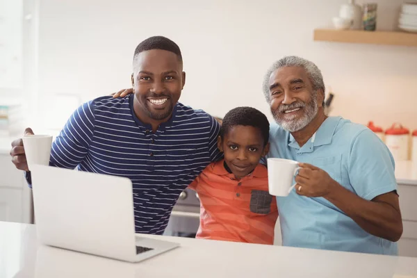 Familia multi-generación tomando una taza de café — Foto de Stock