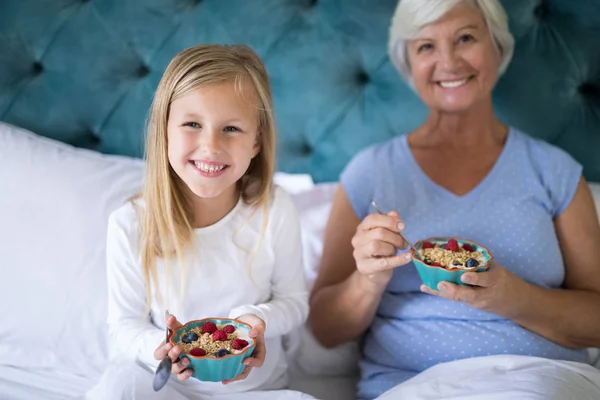 Enkelin und Großmutter frühstücken — Stockfoto