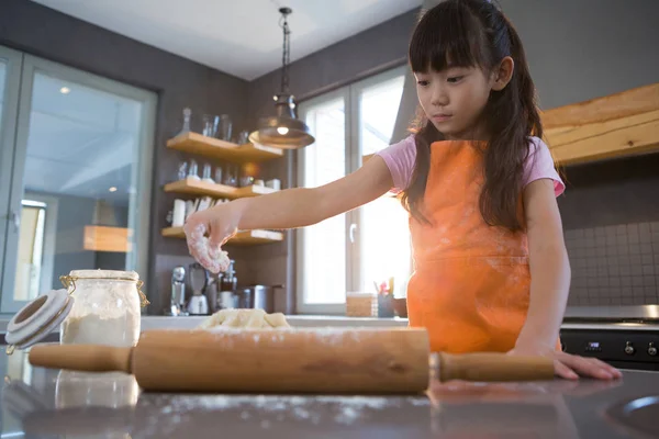 Girl preparing dough — Stock Photo, Image