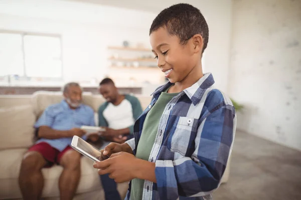Pojke med digital tablet i vardagsrum — Stockfoto