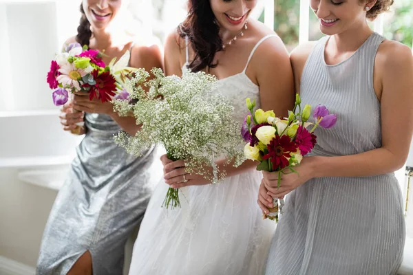 Sposa e damigelle in piedi con bouquet — Foto Stock