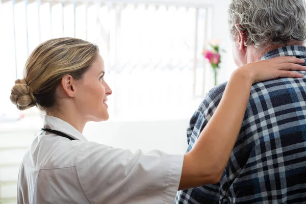 Femme Médecin Consolation Homme âgé — Photo