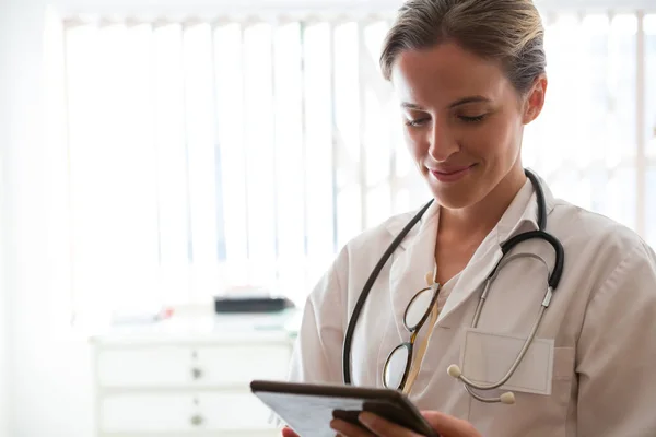 Médica usando comprimido — Fotografia de Stock