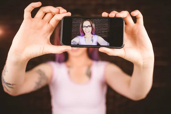 Женщина делает селфи с мобильного телефона — стоковое фото
