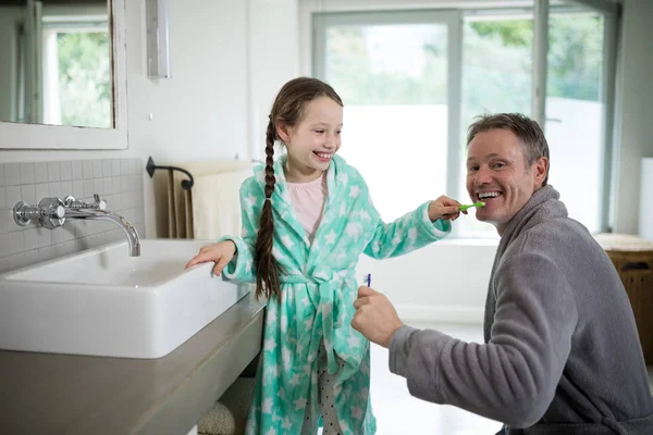 Otec a dcera čistí zuby — Stock fotografie