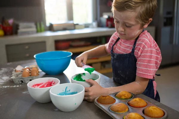 Jongen groen beslag mengen — Stockfoto