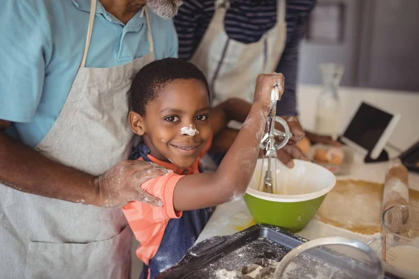 Chico aprendiendo a batir los huevos —  Fotos de Stock