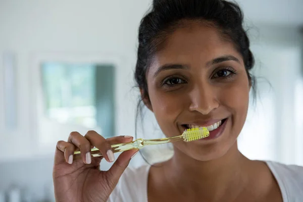 Портрет жінки чистити зуби — стокове фото