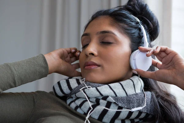 Woman listening to music — Stock Photo, Image