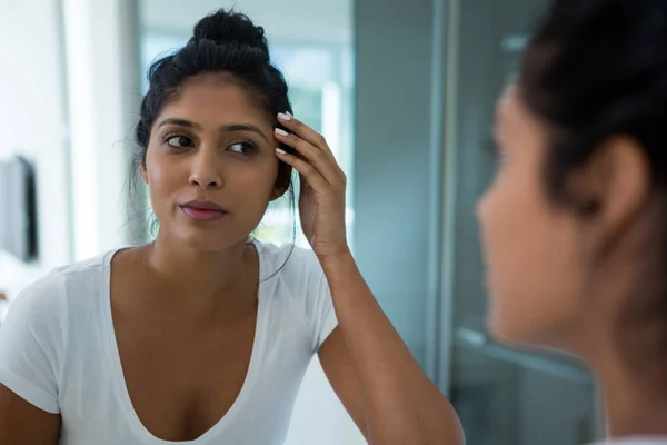 Femme réfléchissant sur miroir — Photo