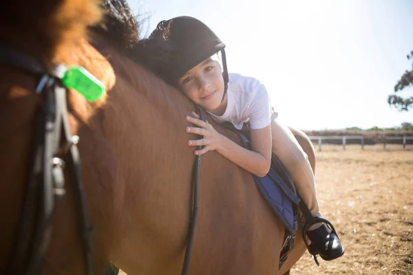 Menina bonito abraçando cavalo no rancho — Fotografia de Stock