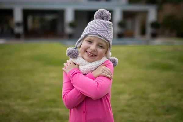 Mädchen in warmer Kleidung — Stockfoto