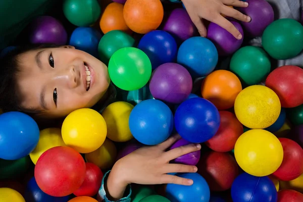 Garçon dans la piscine à balles — Photo