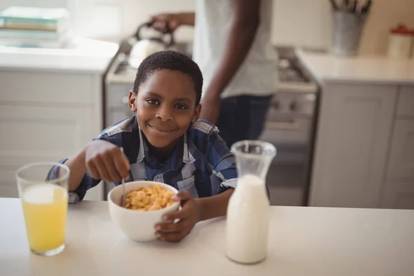 Αγόρι έχοντας δημητριακά για πρωινό στην κουζίνα — Φωτογραφία Αρχείου