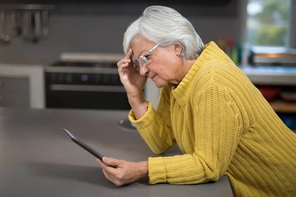 Mujer mayor usando tableta —  Fotos de Stock