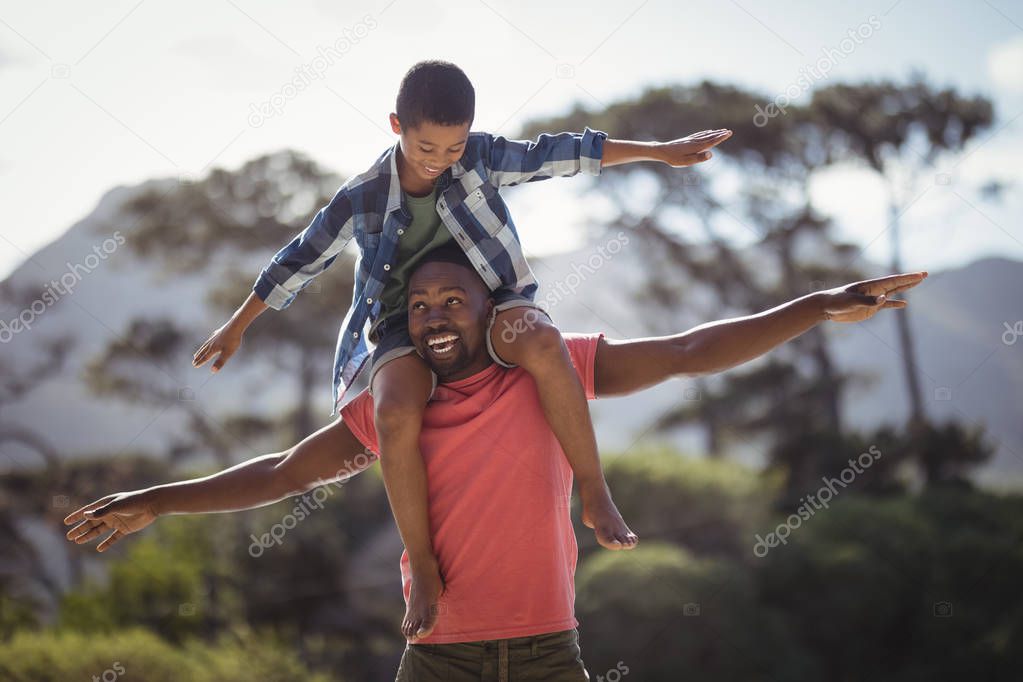 Сын несет отца. Рука ребенка и взрослого. Отцы и дети. Сын несет отца. Сын несет отца.