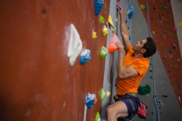 Hombre escalada en la pared en gimnasio —  Fotos de Stock