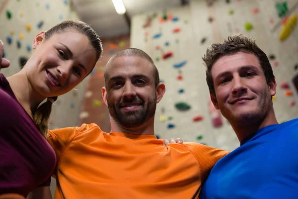 Entraîneur masculin avec des athlètes dans la salle de gym — Photo