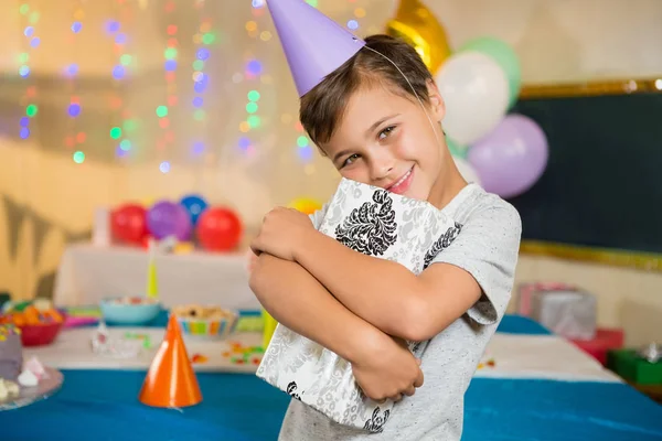 Niño abrazando caja de regalo — Foto de Stock